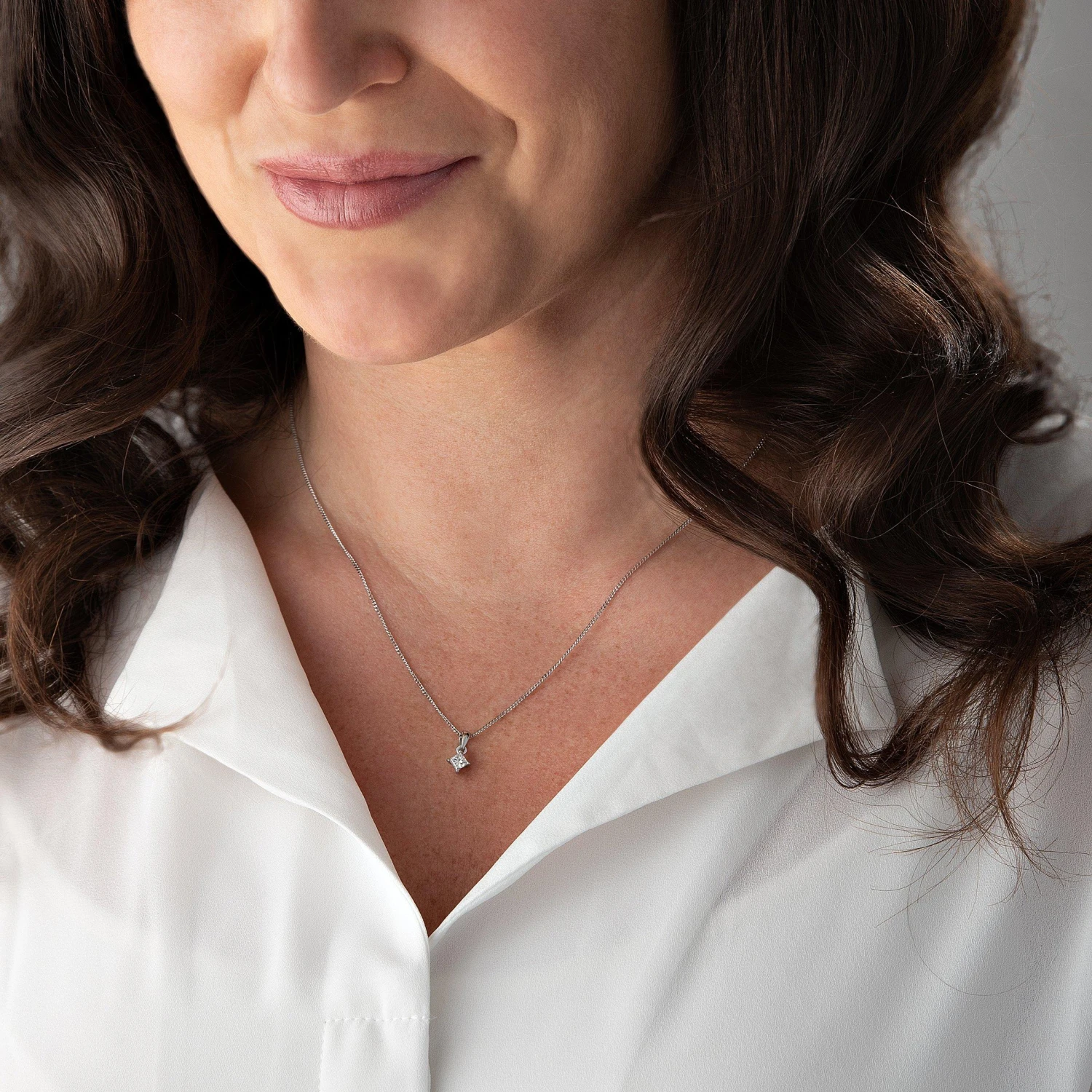 18ct White Gold Diamond Princess Cut Pendant - Image 2