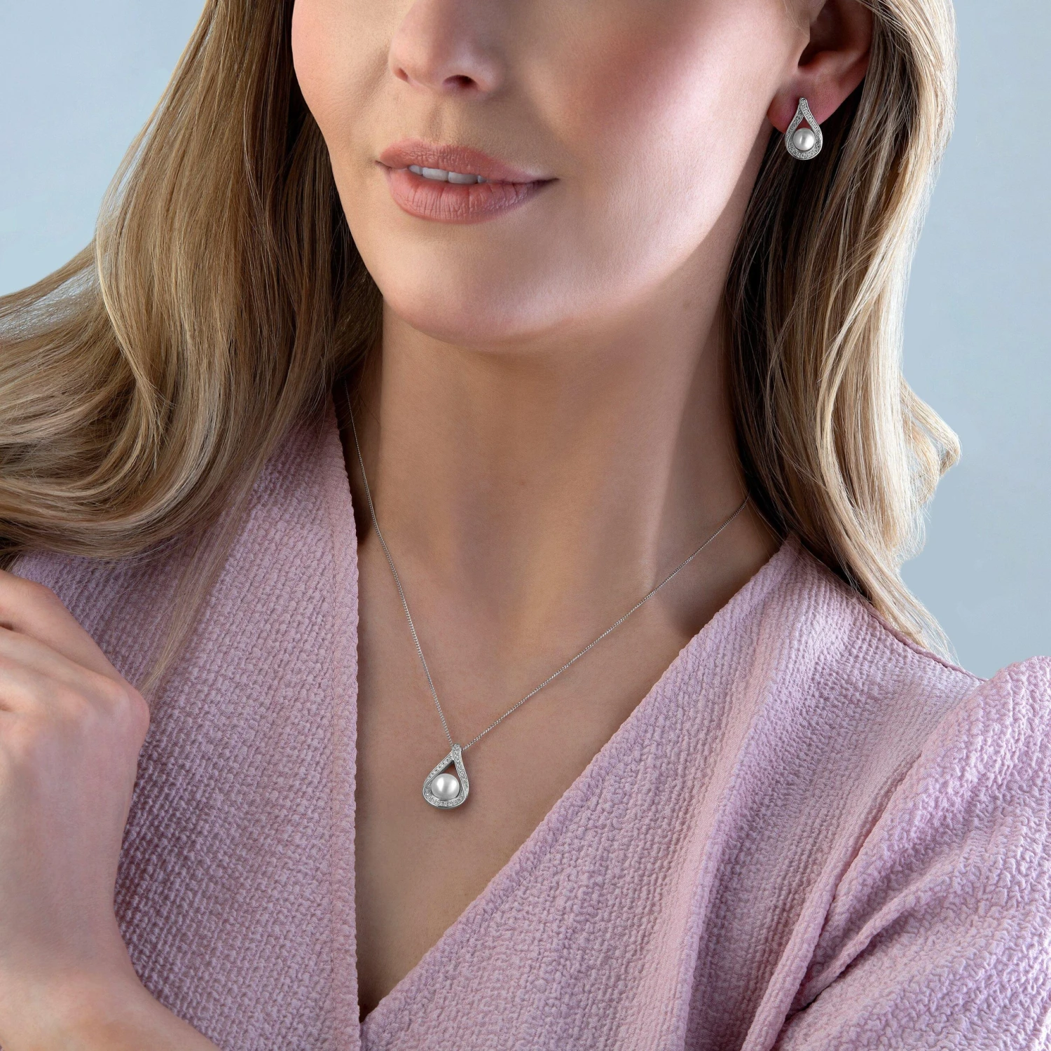 9ct White Gold Diamond Freshwater Cultured Pearl Stud Earrings - Image 3